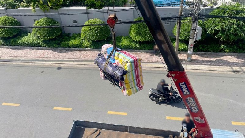 Bọc bảo vệ đồ cẩn thận trước khi thực hiện cẩu