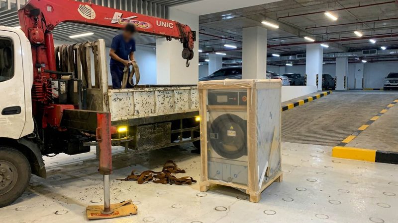 Bóc lót máy giặt và dùng dây đai chuyên dụng khi cẩu