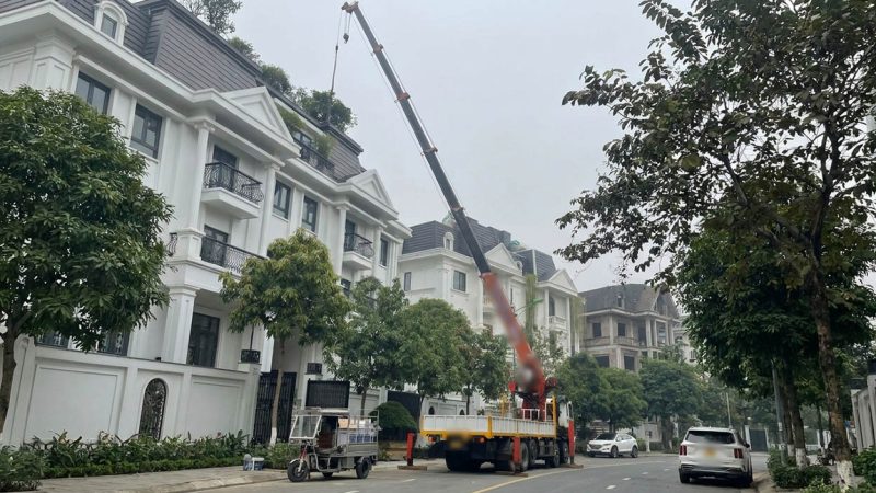 Cẩu bàn thờ lên tầng áp mái