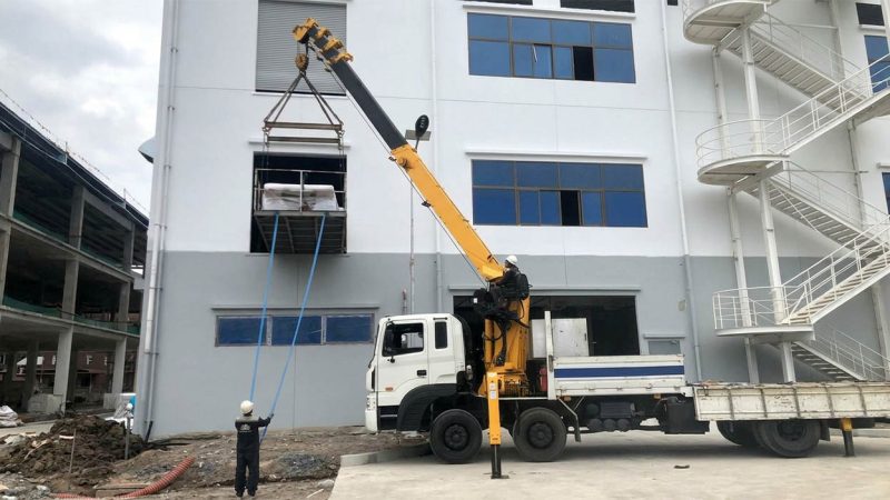 Cẩu chuyển đồ vào nhà máy qua cửa sổ
