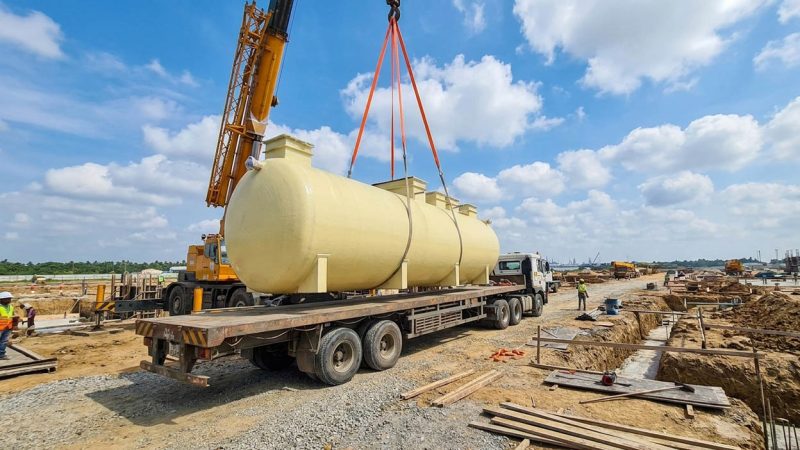 Dùng cẩu chuyên dụng bánh lốp nâng hạ bồn nước lớn