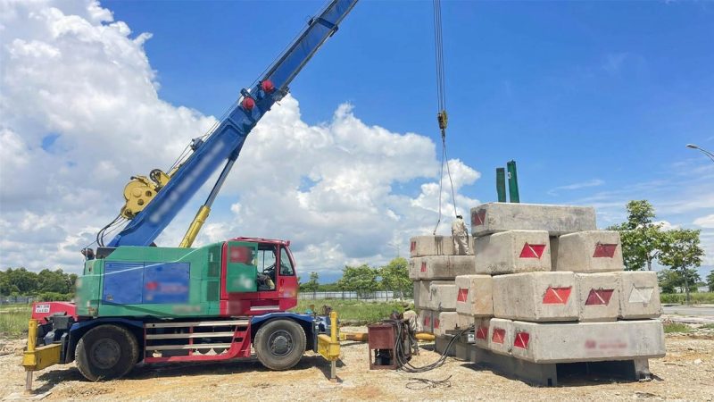 Dùng cẩu chuyên dụng bánh lốp nâng hạ các khối bê tông
