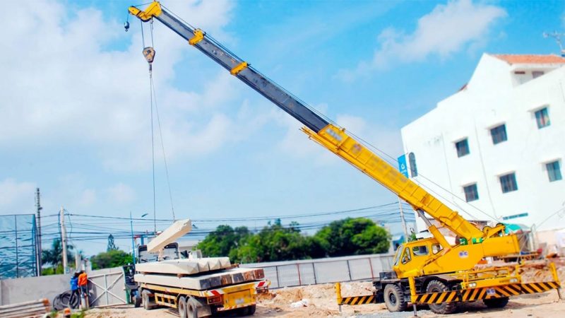 Dùng cẩu chuyên dụng bánh lốp nâng hạ cọc bê tông cốt thép