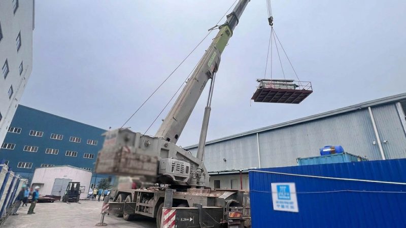 Dùng cẩu chuyên dụng bánh lốp nâng thiết bị công nghiệp vào nhà máy