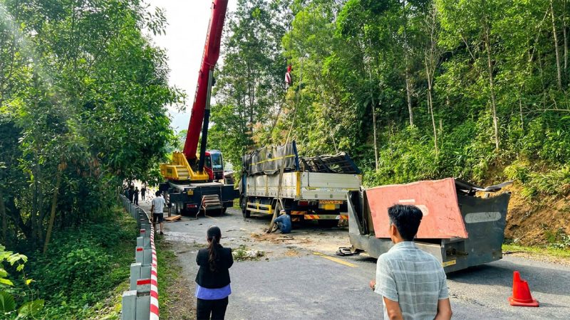 Dùng cẩu chuyên dụng di chuyển xe tải gặp sự cố