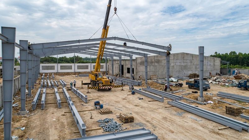 Dùng cẩu chuyên dụng hỗ trợ lắp dựng nhà xưởng
