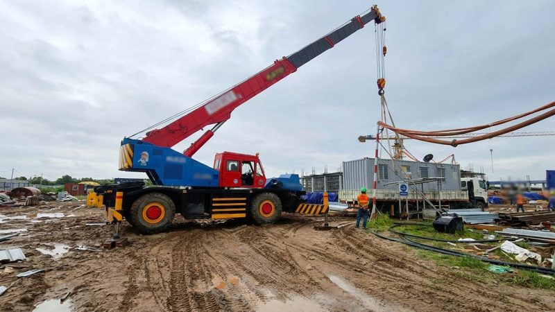 Dùng cẩu chuyên dụng nâng hạ container đã cải tạo thành phòng làm việc tạm thời tại công trường