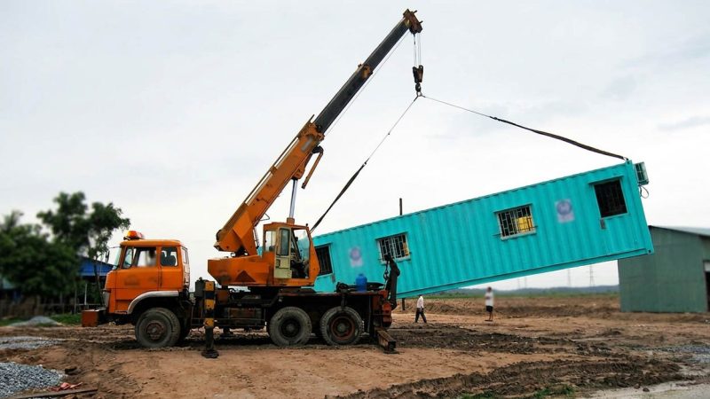 Dùng cẩu chuyên dụng nâng hạ container văn phòng cho công trường