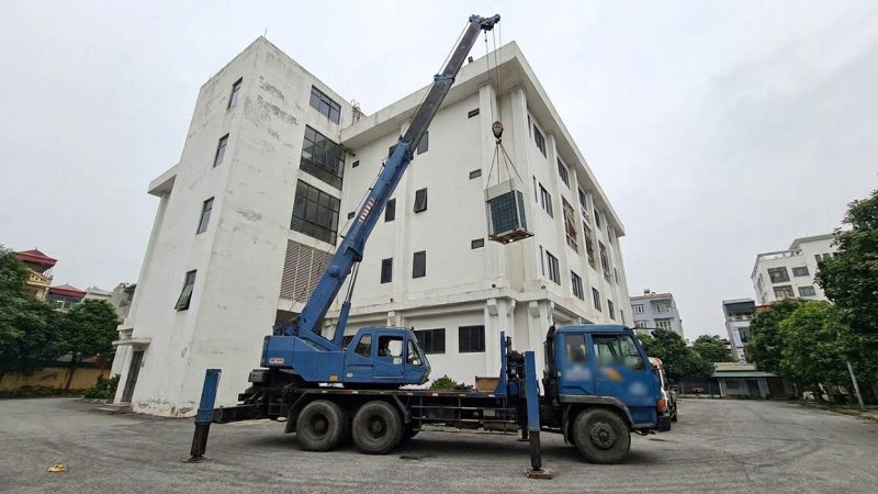 Cẩu cục nóng máy điều hòa lên sân thượng