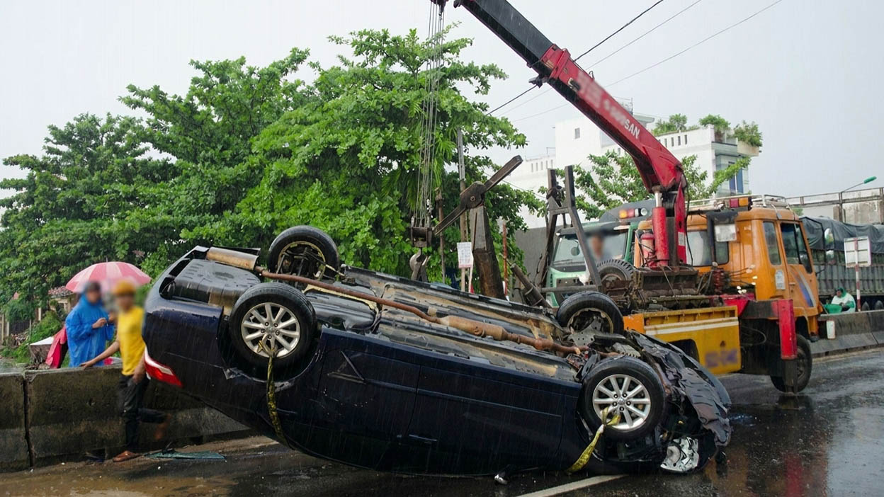 Cẩu cứu hộ ô tô bị tai nạn giao thông