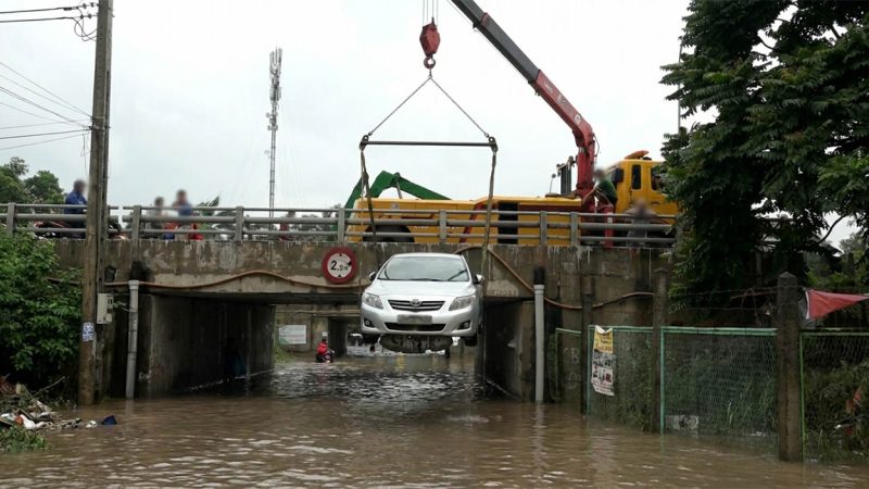 Cẩu cứu hộ xe con ngập nước ở Đại lộ Thăng Long