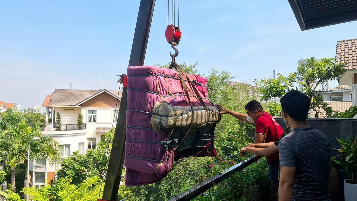 Cẩu đồ nội thất cồng kềnh từ bên ngoài vào qua ban công
