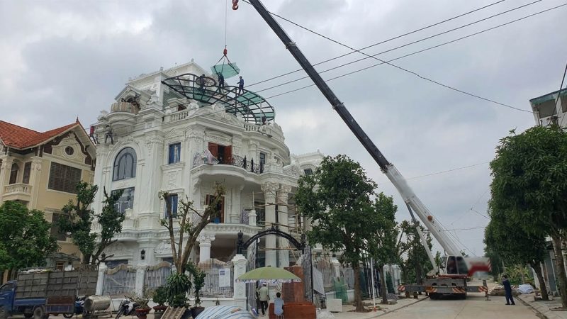 Cẩu kính cường lực lên cao để làm mái hiên tầng 4 cho biệt thự