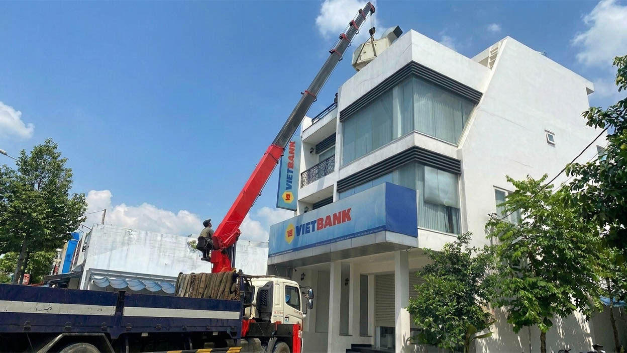 Cẩu nâng hệ thống lọc khí HVAC lên tầng thượng