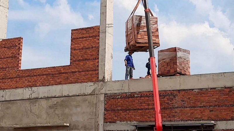 Cẩu pallet gạch lên cao phục vụ công trình xây dựng