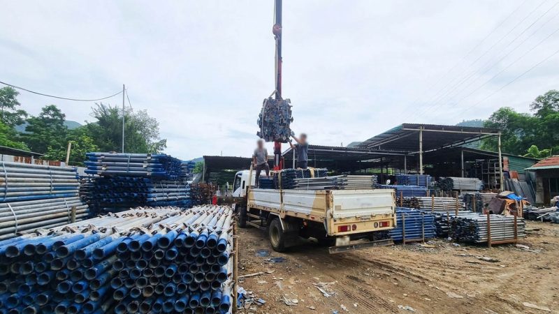 Dùng cẩu tự hành nâng hạ giàn giáo cồng kềnh
