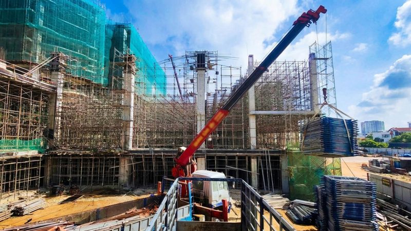 Dùng cẩu tự hành nâng hạ giàn giáo tại công trình xây dựng