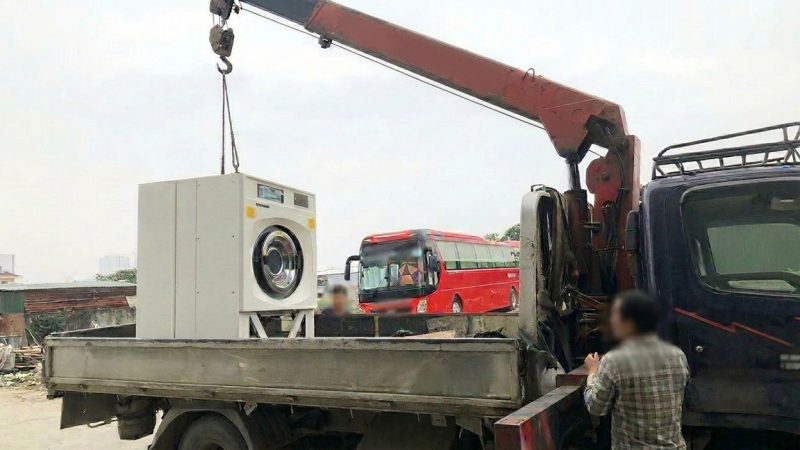 Dùng cẩu tự hành nâng hạ và vận chuyển máy giặt cửa trước