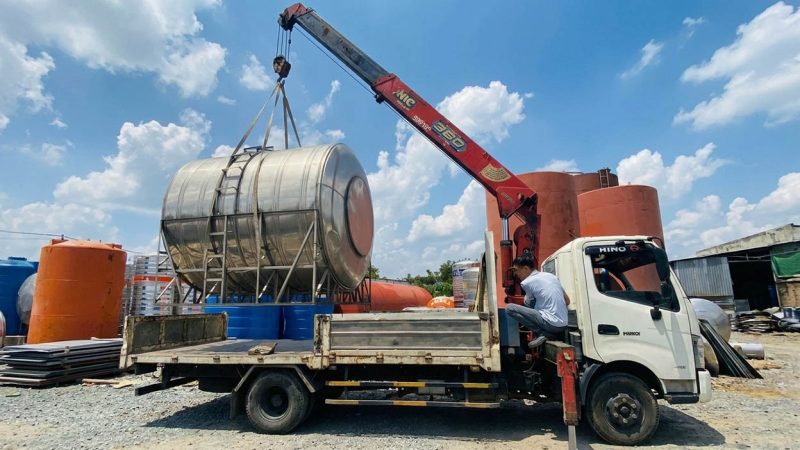 Dùng cẩu tự hành nâng hạ và vận chuyển bồn inox chứa nước sạch