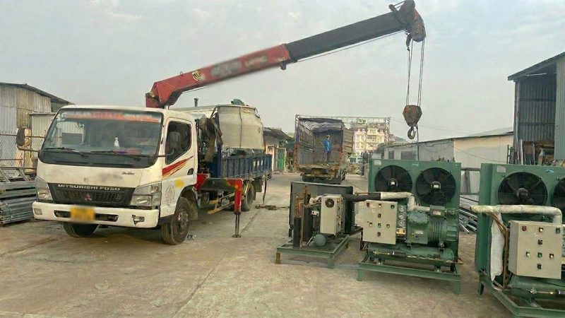Dùng cẩu tự hành nâng hạ và vận chuyển cụm máy nén công nghiệp