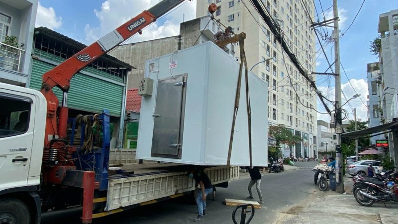 Dùng cẩu tự hành nâng hạ và vận chuyển kho lạnh công nghiệp
