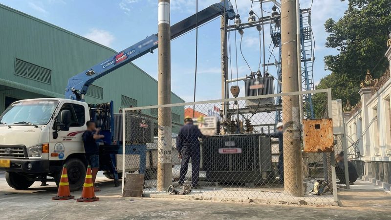 Dùng cẩu tự hành nâng hạ và vận chuyển trạm biến áp cho nhà máy
