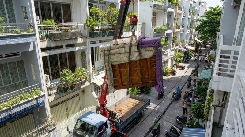 Dùng xe cẩu tự hành vận chuyển và nâng đàn piano lên nhà cao tầng