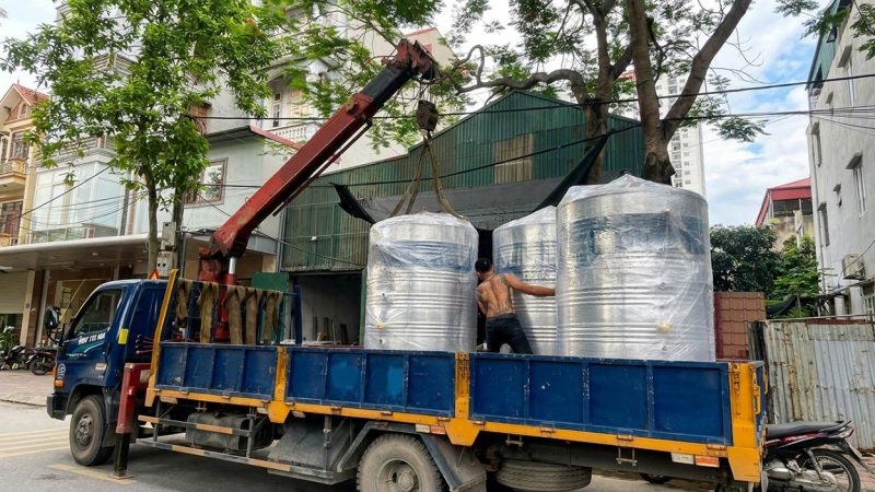 Dùng cẩu tự hành vận chuyển và nâng hạ bồn nước inox dân dụng