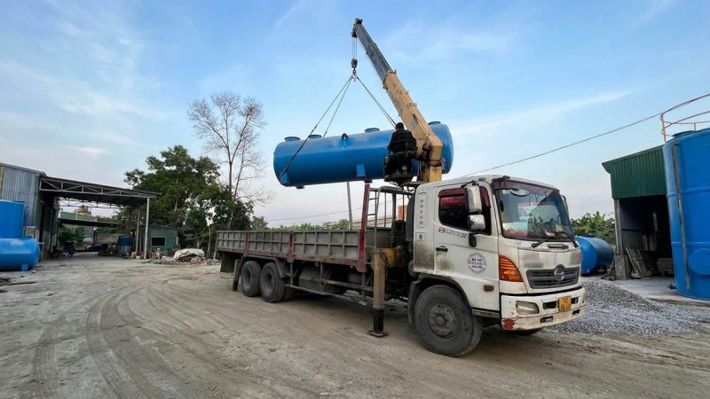 Dùng cẩu tự hành vận chuyển và nâng hạ bồn sắt