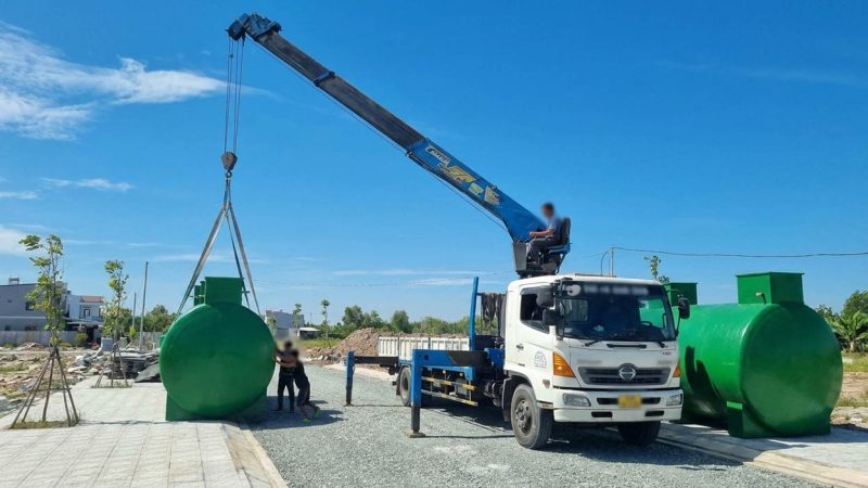 Dùng cẩu tự hành vận chuyển và nâng hạ bồn xử lý nước thải công nghiệp