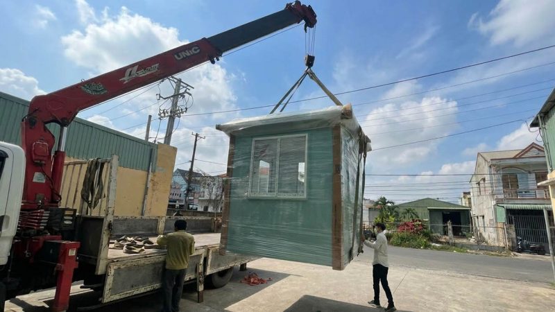 Dùng cẩu tự hành vận chuyển và nâng hạ bốt bảo vệ