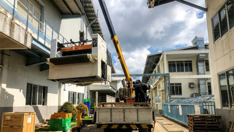 Dùng cẩu tự hành vận chuyển và nâng hạ máy công nghiệp