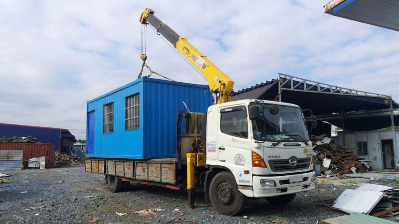 Dùng xe cẩu tự hành vận chuyển và nâng hạ nhà ở tạm làm bằng container