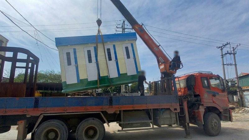 Dùng cẩu tự hành vận chuyển và nâng hạ nhà vệ sinh di động (4 ngăn)