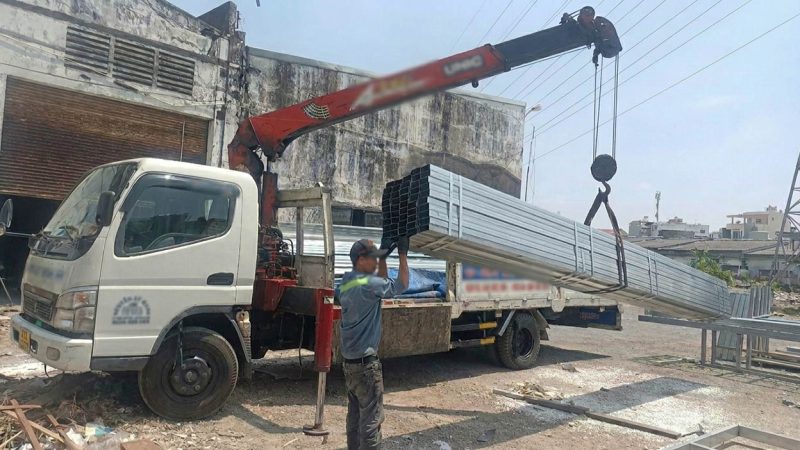 Dùng cẩu tự hành vận chuyển và nâng hạ sắt hộp