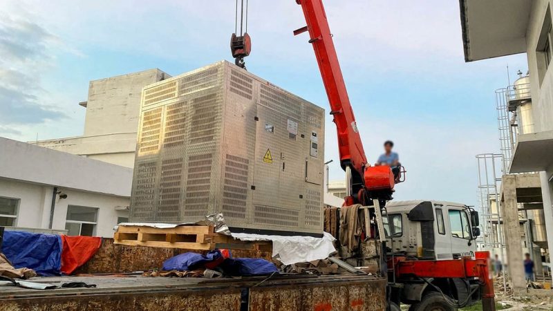 Dùng cẩu tự hành vận chuyển và nâng hạ tủ điện công nghiệp