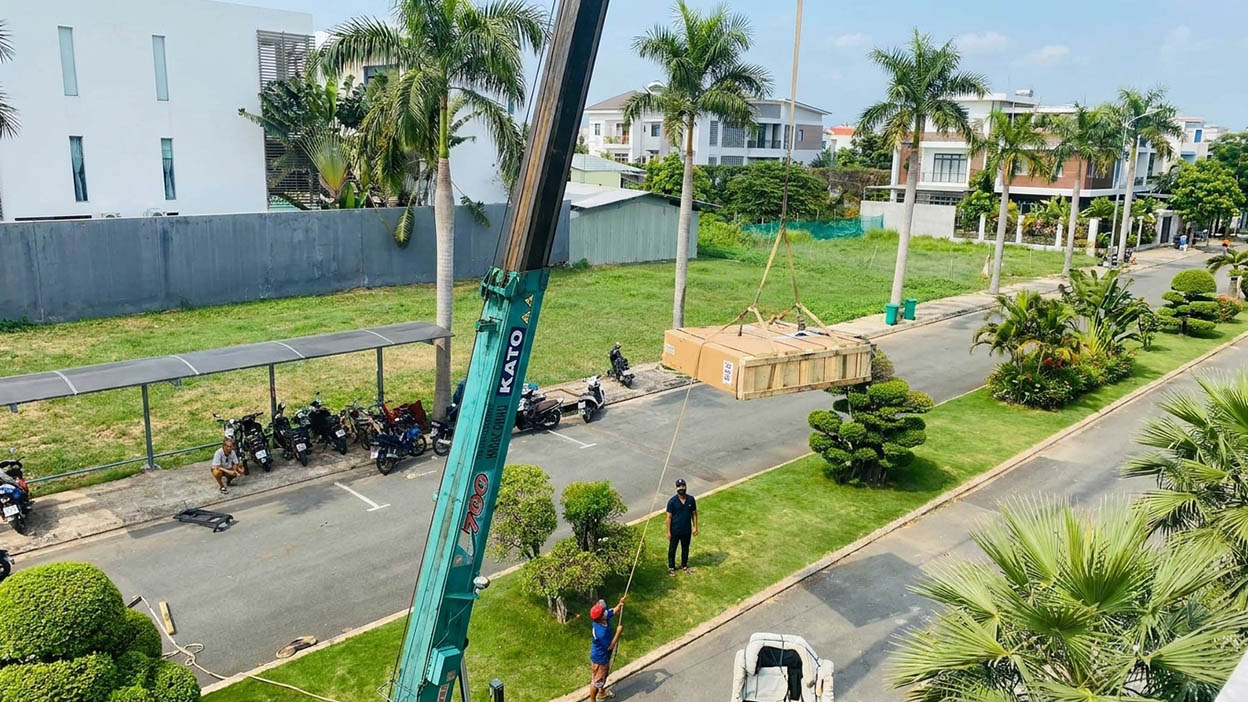 Cẩu tủ nguyên khối lên phòng ở chung cư