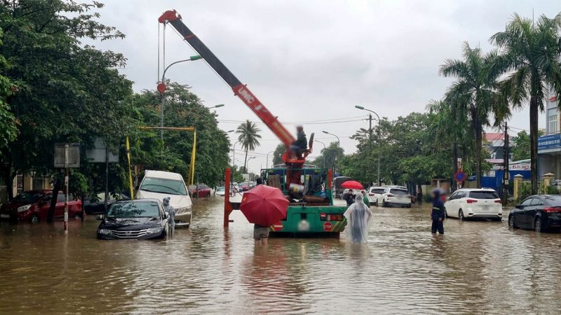 Cẩu xe ô tô ngập nước giữa khu dân cư