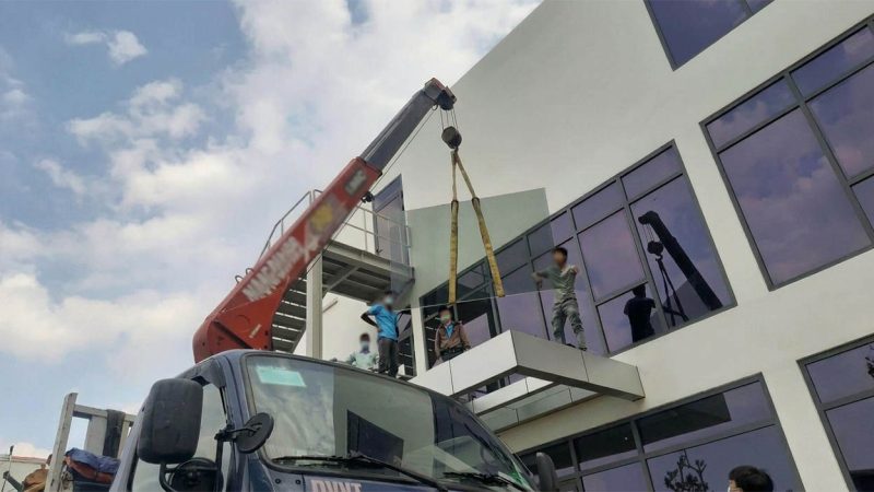Cho thuê xe cẩu kính với khả năng phối hợp chặt chẽ với đội lắp đặt kính