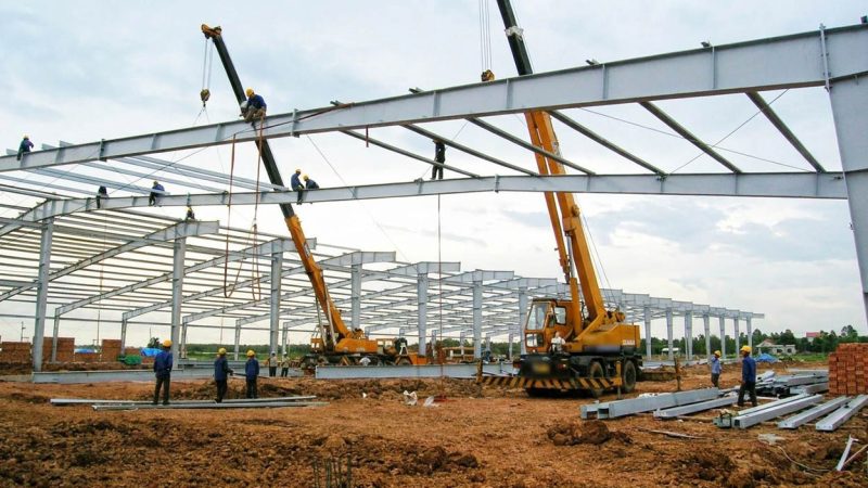 Dùng 2 xe cẩu chuyên dụng cùng nâng khối dầm thép