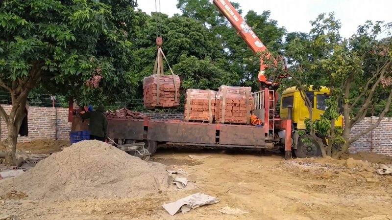 Dùng cẩu gắp gạch vào tận vị trí xây dựng