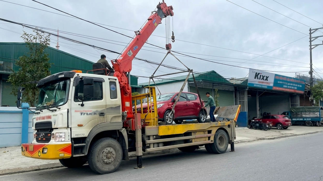 Dùng cẩu tự hành vừa cẩu vừa vận chuyển xe con tới điểm đến
