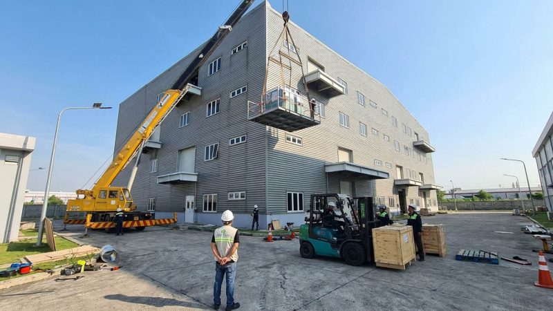Dùng xe cẩu chuyên dụng nâng hàng công nghiệp lên tầng 4 của nhà máy