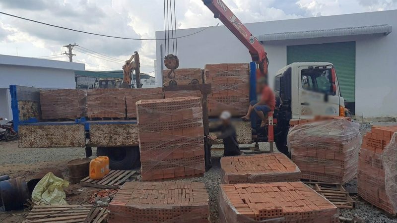 Dùng xe cẩu gạch giúp tiết kiệm thời gian và nhân công