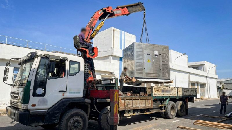 Dùng xe cẩu thùng chở và nâng hạ tủ điện công nghiệp