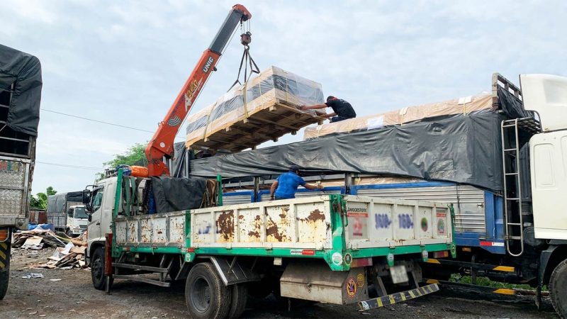Dùng xe cẩu tự hành chuyển hàng nặng cồng kềnh một cách dễ dàng