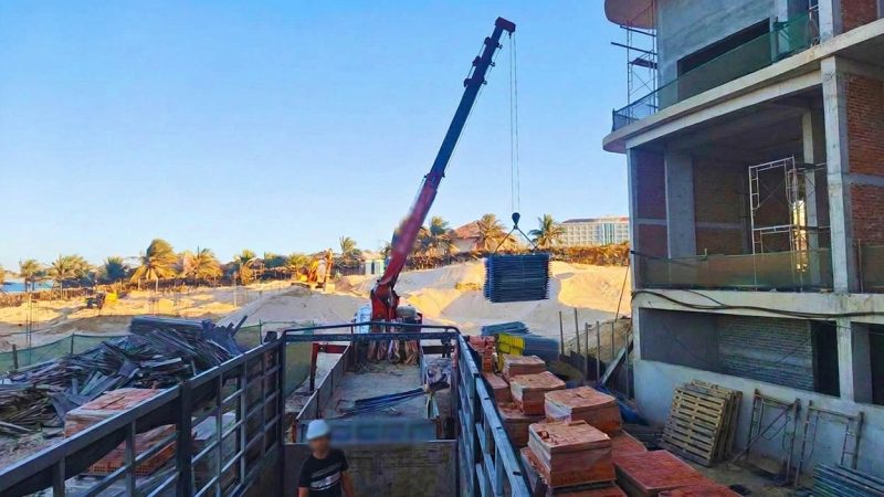 Dùng xe cẩu tự hành nâng giàn giáo lên tầng cao