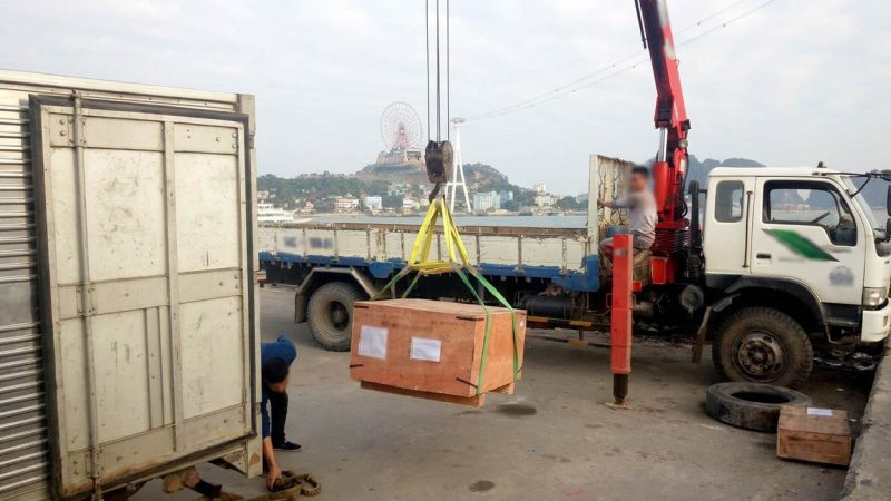 Dùng xe cẩu tự hành nâng hạ thùng hàng nặng