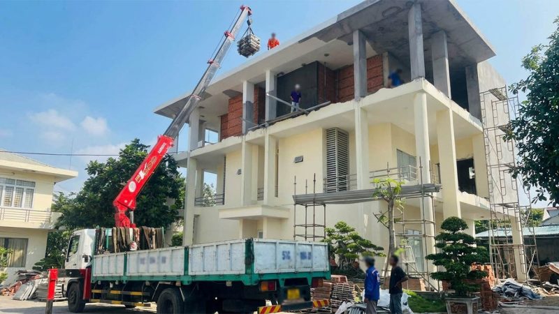 Vận chuyển và cẩu vật liệu xây dựng lên cao để tu bổ nhà