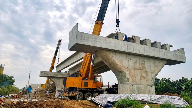 Cho thuê xe cẩu bánh lốp chuyên dụng nâng hạ dầm cầu bê tông